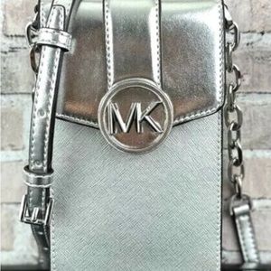 NWT MICHAEL KORS CARMEN SMALL CROSSBODY BAG
100% AUTHENTIC
Retail $348
Silver